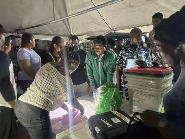 Ebe ndị mmadụ gbakọrọ ịtụ vootu 