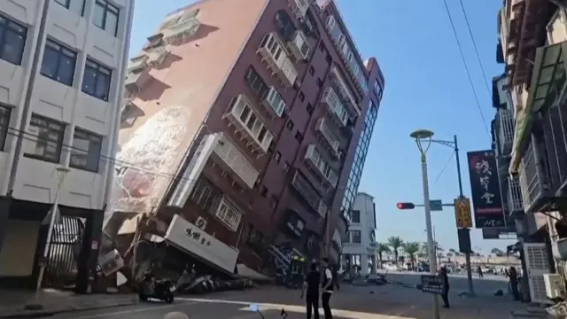 আংশিক ধ্বসে পড়া একটি ভবন