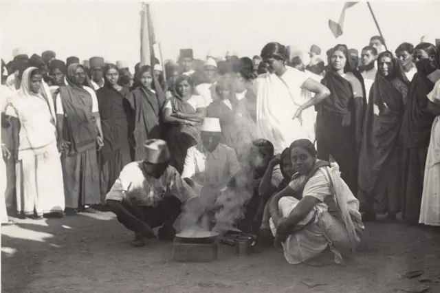 बंबई के चौपाटी बीच पर अवैध नमक बनाने के लिए तैयार और एकत्र महिलाएं 