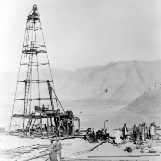 তেলক্ষেত্রের ভেতরে উত্তোলনের কাজ করছেন অনেকে