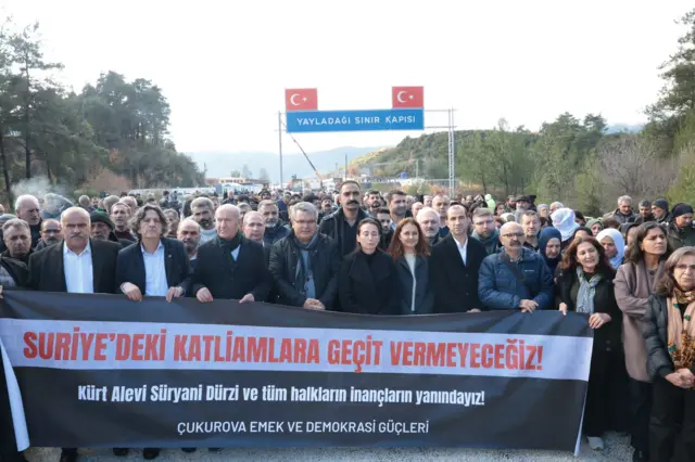 yayladağı sınır kapısında dem partililerin yaptığı eylem. 