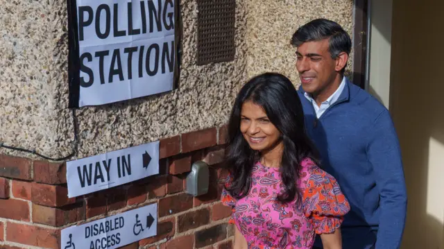 ریشی سوناک نخست‌وزیر بریتانیا و همسرش آکشاتا مورتی