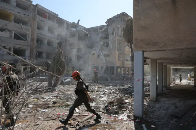 Разрушения в городе Холон к югу от Тель-Авива результате ракетной атаки Ирана