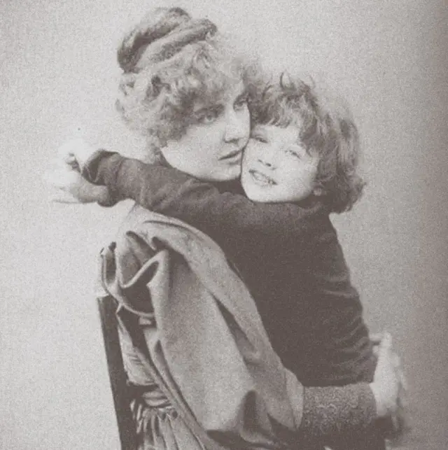 Constance Wilde, luego Holland, con su hijo Cyril