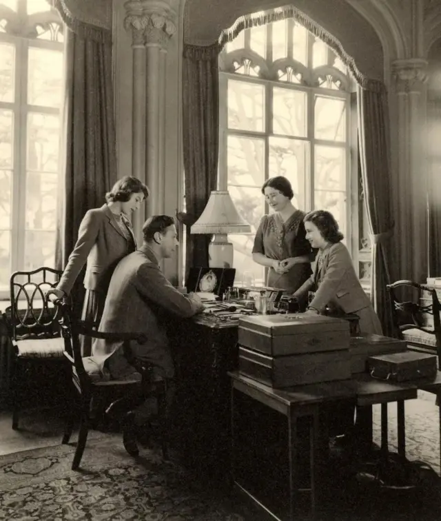 Esta imagem da família real, em 1943, mostra as princesas Elizabeth e Margaret junto com seus pais, o falecido rei George VI e a rainha Mãe