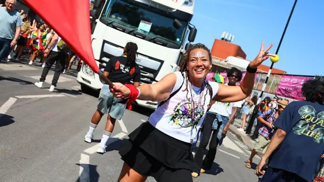 Женщина с флагом на фоне грузовика