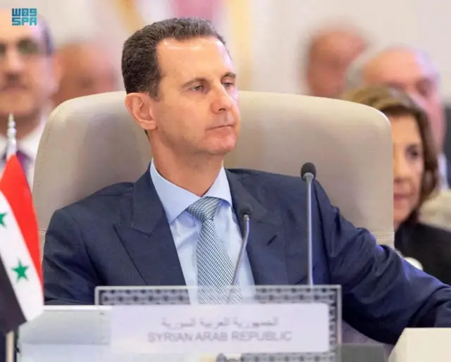 El presidente sirio Bashar al Assad, con traje azul en una reunión de la Liga Árabe. 