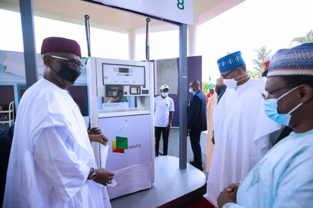 Buhari da Mele Kyari a gaban pump