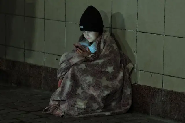 Бомбапаноҳдаги украиналик қиз. 