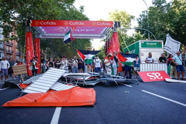 vuelta, prekinuta biciklistička trka u madridu