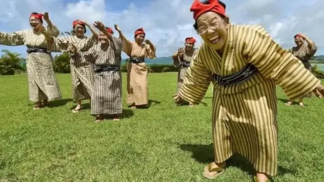 أشخاص يضحكون