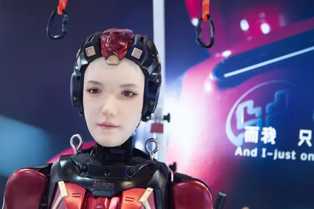 中国上海，2025年世界人工智能大会（WAIC）期间，在上海新博览中心的致远（Agibot机器人）摊位上，人们看到一个拥有逼真脸部的仿人机器人的概貌。