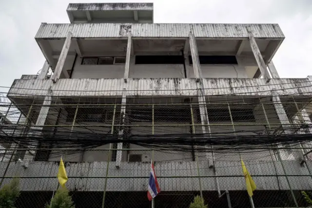 สถานกักตัวคนต่างด้าว ของสำนักงานตรวจคนเข้าเมือง ที่สวนพลู แห่งนี้ถูกวิพากษ์วิจารณ์ถึงความแออัดและความเป็นอยู่ที่เลวร้าย และอาจจะเป็นหนึ่งในสาเหตุของการเสียชีวิตของผู้ลี้ภัยชาวอุยกูร์สองคน