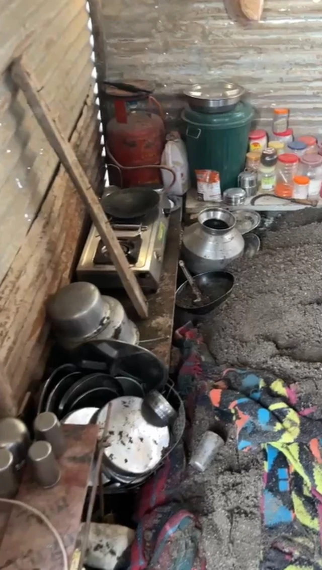 बांधकामाच्या नजीकच एका पत्र्याच्या शेडमध्ये त्यांनी आपला संसार थाटलेला होता.