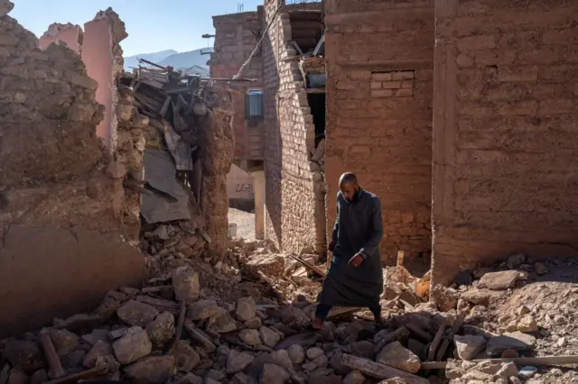 လက်လုပ်အုတ်တွေနဲ့ ဆောက်ထား 