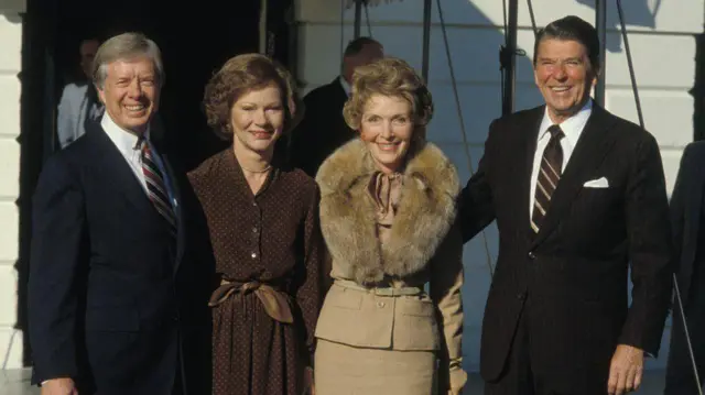 Jimmy e Rosalynn Carter dando as boas-vindas a Nancy e Ronald Reagan na Casa Brancabetfla casa de aposta1980