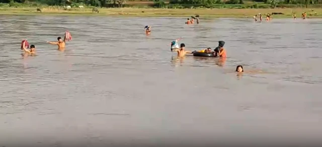 ကျောင်းတက် ကျောင်းဆင်းချိန် ချောင်းရေကို ဖြတ်ကျော်ရပါတယ်