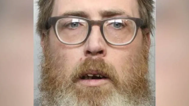 Крупний план обличчя чоловіка з рудуватою бородою в окулярах