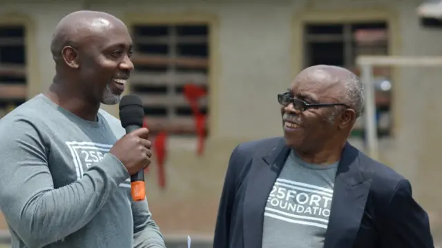 जॅक मसिको (उजवीकडील) यांनी पीटरला रस्त्यावरून घरी आणलं आणि वाढवलं. 