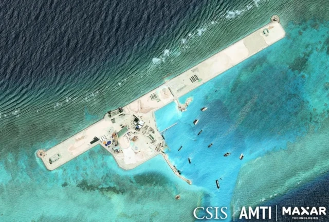 Ảnh vệ tinh chụp Đá Lát ngày 7/7/2025. Một số công trình đang được xây dựng ở ngay vị trí trung tâm, nơi mà về mặt lý thuyết có thể là vị trí thích hợp để đặt đường băng.