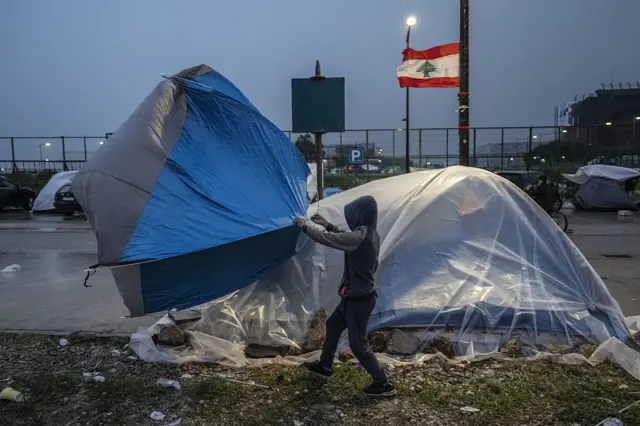 Niño tomando una carpa que se vuela con el viento