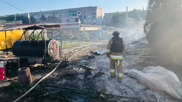 Рятувальник на місці російської атаки. Добропілля, 16 липня 2025 