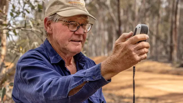 Tony Friend durante trabalho de campo.