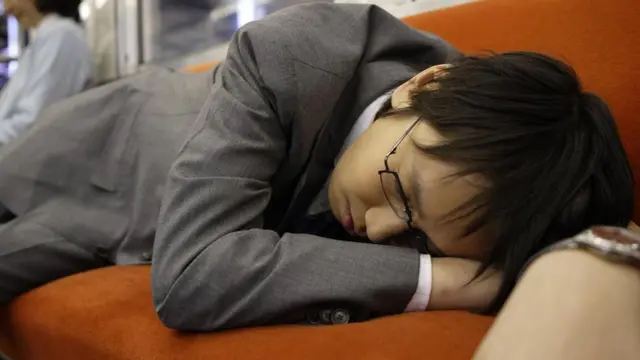 Làm việc vất vả ròng rã đã ăn sâu vào văn hoá, thậm chí có danh từ Nhật karoshi với nghĩa là “chết vì làm việc cật lực.”