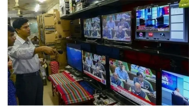 ঢাকার একটি টেলিভিশনের দোকান। (ফাইল ফটো)