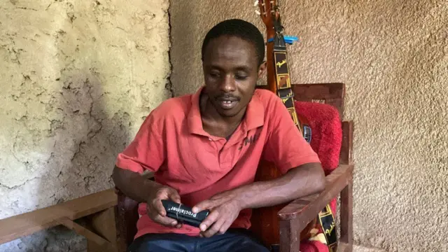 Elia Maniraguha arimo kumvira kuri Bibiliya y'amajwi