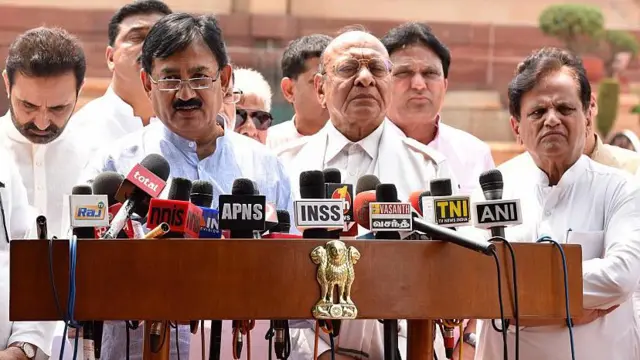 અહમદ પટેલ (એકદમ જમણે) અને ભરતસિંહ સોલંકીની (એકદમ ડાબે) ગેરહાજરી કૉંગ્રેસને સાલશે