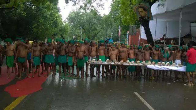 டெல்லி ஜந்தர் மந்திரில் தமிழக விவசாயிகள் தங்களை தாங்களே செருப்பால் அடித்து போராட்டம்