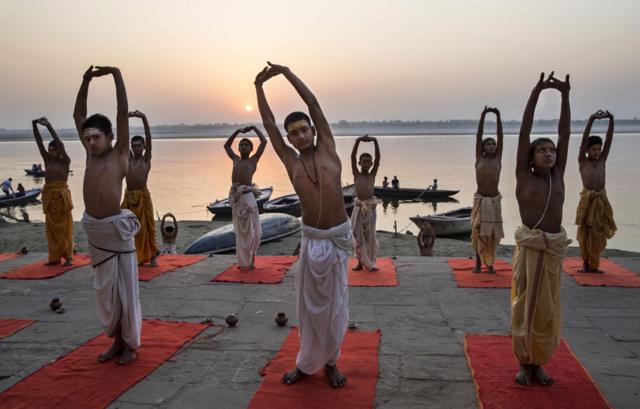 Brahmanes entrenando para convertirse en sacerdotes en Varanasi