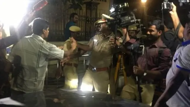 ஜெயலலிதா இறந்து ஓராண்டு கழித்து அவர் வீட்டில் வருமான வரி சோதனை ஏன்?