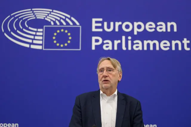 El presidente de la Comisión de Comercio Internacional del Parlamento Europeo, Bernd Lange, habla ante la prensa