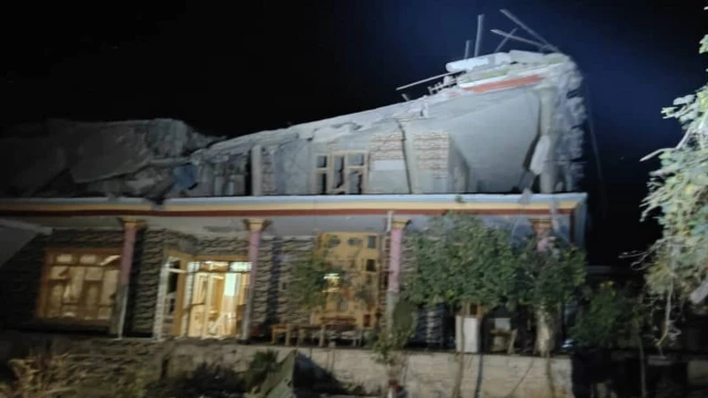 تصویری از یک ساختمان نیمه ویران در ولایت کنر