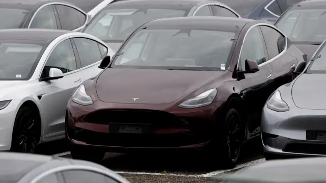 Автомобили Tesla без номеров на стоянке