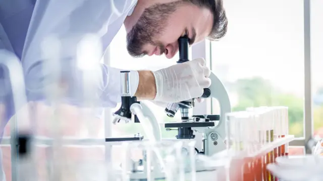 Un químico trabajando en un laboratorio