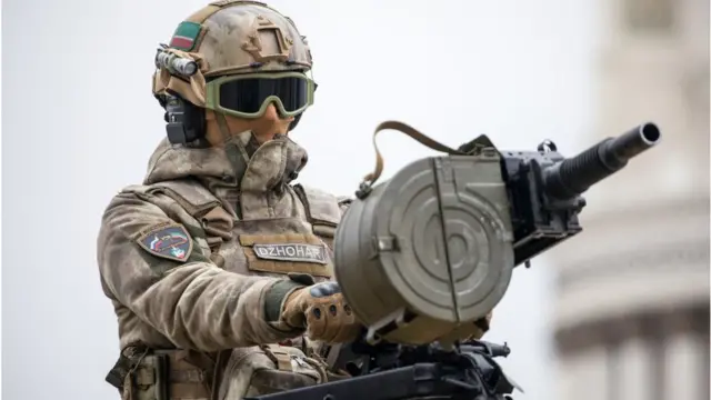 1100 લોકોની ક્ષમતા ધરાવતા થિયેટરમાં ઇન્ટરવલ પછી મંચ પર હાજર કલાકારો સૈનિકોના ગણવેશમાં નાચતા અને ગાતા હતા. અચાનક થિયેટરના એક ખૂણામાંથી એક શખ્સ બહાર નીકળ્યો. તેણે પણ સૈનિકનો ગણવેશ પહેર્યો હતો. તેણે હવામાં ગોળીબાર કર્યો