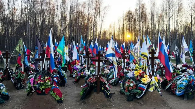 Cemitério de soldados russos mortos durante a guerra do país na Ucrânia, na região rural de Kostroma, às margens do Volga, a 300 km de Moscou