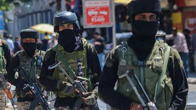 जम्मू-कश्मीर के श्रीनगर में तैनात सुरक्षाकर्मी