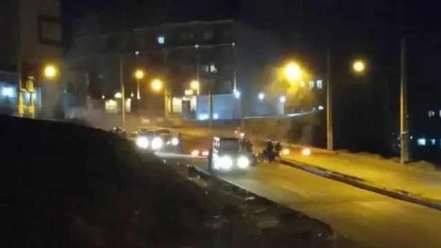 کاروانی از نیروهای مسلح در نزدیکی یک مجمتع مسکونی در سنندج