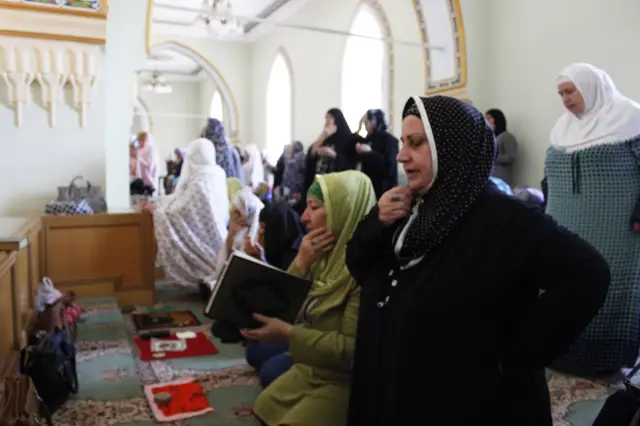 Qadınlar namaz qılır