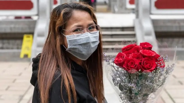 मास्क पहने महिला