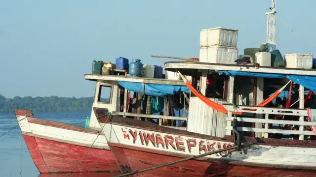 Barco transporta carga no rio