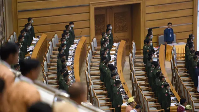 ၂၀၂၀ ခုနှစ်၊ မတ်လ ၁၀ ရက်တုန်းကက နေပြည်တော်က ပြည်ထောင်စုလွှတ်တော် အစည်းအဝေးခန်းမမှာ လွှတ်တော်အမတ်တွေအဖြစ် အစည်းအဝေးရောက်နေကြတဲ့ စစ်တပ်အရာရှိတချို့