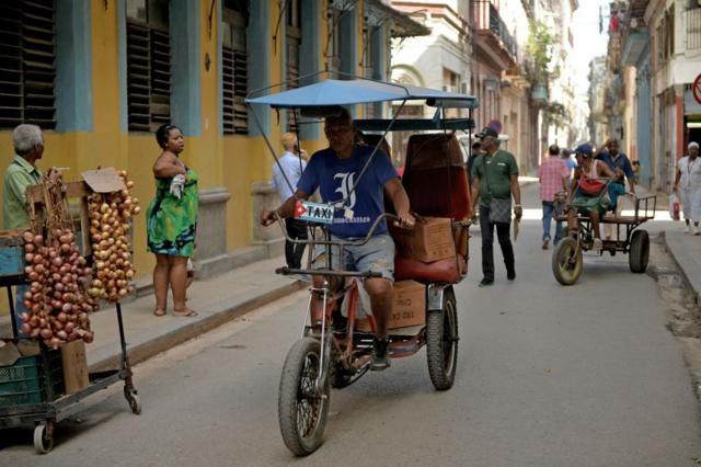 Bicitaxista en Cuba