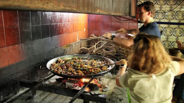 현지 쿠킹 클래스에서 요리를 배우고 있는 사람들