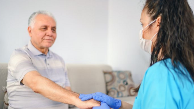 Profissional da saúde atende um indivíduo mais velho