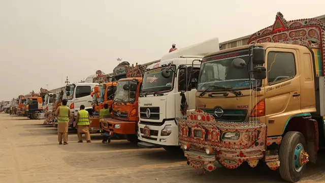 వాఘా సరిహద్దులో పార్క్ చేసిన లారీలు